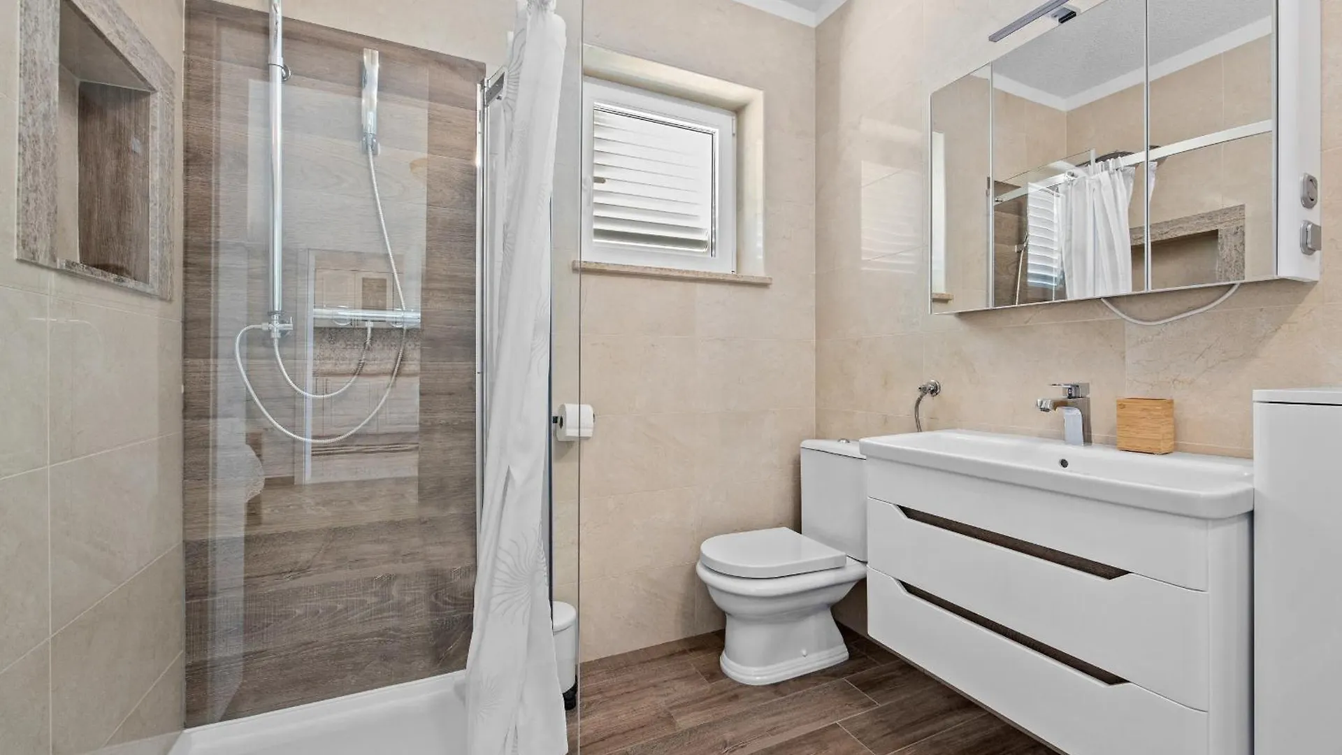 Vila Javor Peruški 0*,
